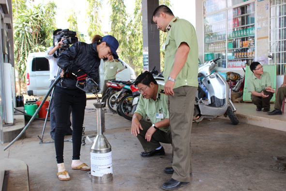 Lực lượng chức năng của tỉnh kiểm tra chất lượng xăng dầu của một cửa hàng  ở TP. Buôn Ma Thuột.  