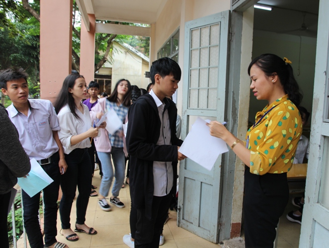 Thí sinh làm thủ tục vào phòng thi tại điểm thi Trường THPT Hồng Đức (TP. Buôn Ma Thuột).