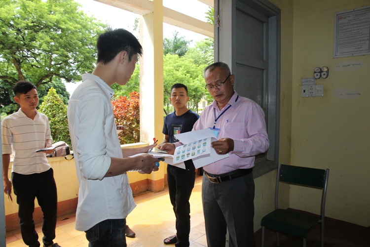 Thí sinh làm thủ tục vào phòng thi tại điểm thi Trường Cao đẳng Sư phạm Đắk Lắk.