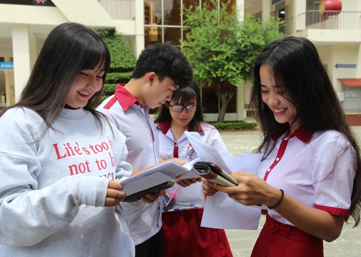 Các thí sinh tại điểm thi Trung tâm Giáo dục thường xuyên tỉnh trao đổi bài sau khi kết thúc tổ hợp bài thi khoa học tự nhiên.