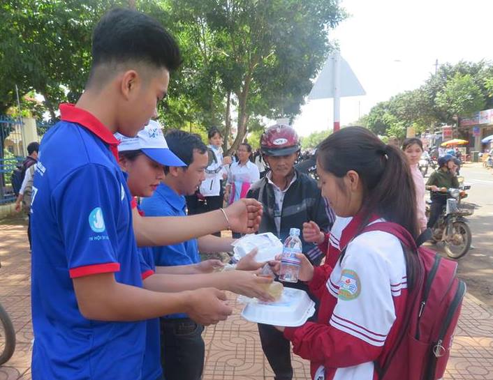 Thanh niên tình nguyện phát cơm miễn phí ch các thí sinh