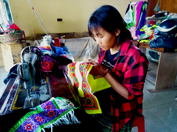 Đôi bàn tay trẻ khéo léo tạo ra những sản phẩm đẹp của phụ nữ H’Mông.