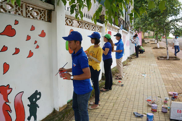 Một góc con đường bích họa phường An Bình, thị xã  Buôn Hồ. 