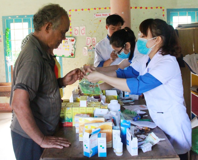 Khám, cấp, phát thuốc cho người dân tại buôn Mbê, xã Krông Búk.