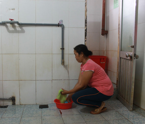 Khu vệ sinh của Khoa Chấn thương chỉnh hình, Bệnh viện Đa khoa tỉnh luôn ở trong tình trạng lênh láng nước và “nặng mùi”.