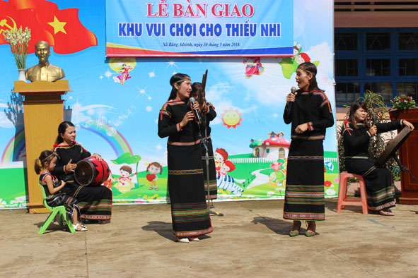 Giáo viên Trường Mầm non  Hoa Hồng  hát  dân ca Êđê. 