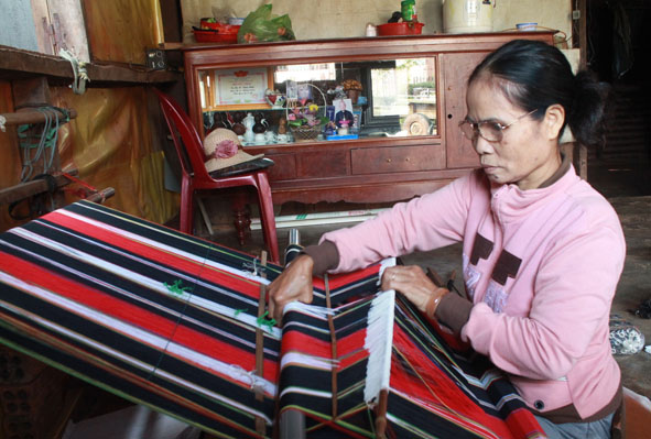 Amí San, một phụ nữ Êđê ở buôn Alê A (phường Ea Tam) còn lưu giữ nghề dệt thổ cẩm. 