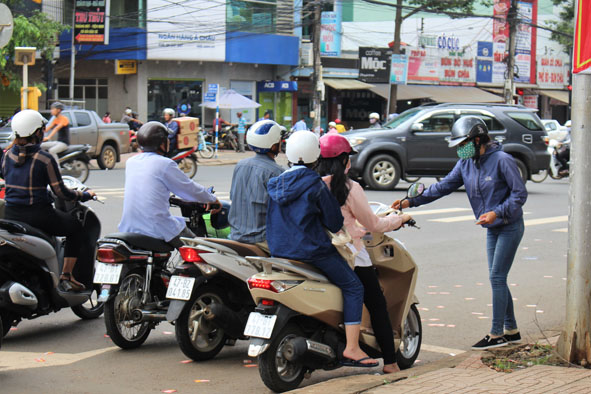 Các cột đèn giao thông trở thành địa điểm quen thuộc để phát tờ rơi quảng cáo.