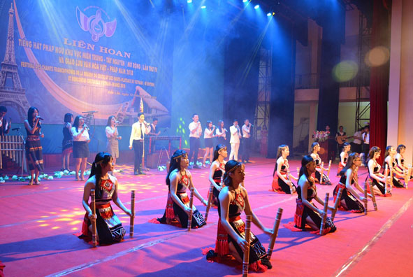 Tiết mục “Xôn sang mênh manh cao nguyên Đắk Lắk” của đơn vị chủ nhà. Ảnh: Đ.Triều