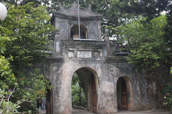 Cổng Tam quan chùa Tam Thai. 