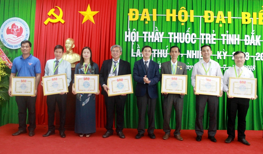 Phó Chủ tịch Trung ương Hội LHTN Việt Nam, Chủ tịch Trung ương Hội TTT Việt Nam Trần Văn Thuấn trao bằng khen tặng các tập thể, cá nhân có thành tích xuất sắc trong công tác Hội và phong trào thầy thuốc trẻ tỉnh, nhiệm kỳ 2013-2018.