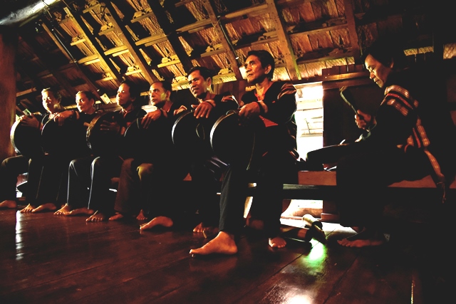 Các nghệ nhân trình tấu chiêng đồng.