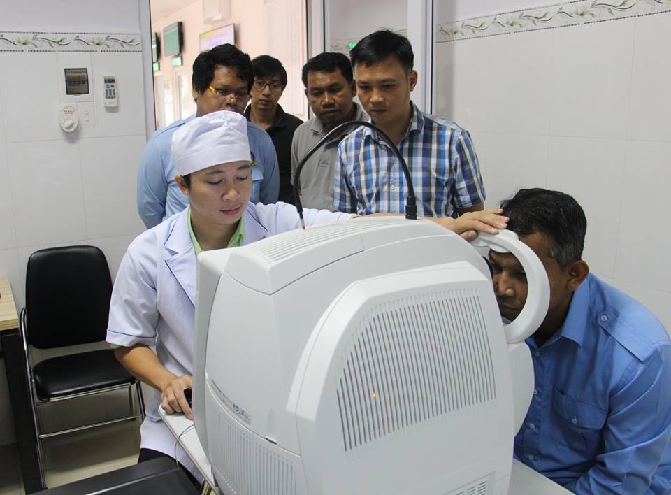 Đoàn đại biểu thanh niên tỉnh Mondulkiri tham quan Bệnh viện Mắt Tây Nguyên