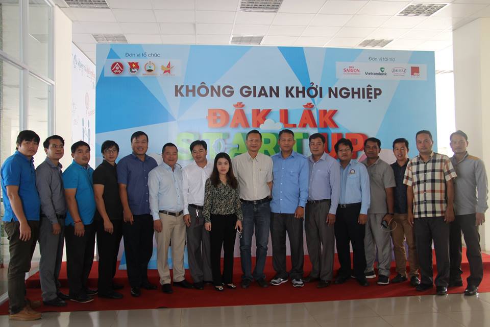 Các đại biểu tham quan và chụp hình lưu niệm tại Không gian khởi nghiệp tỉnh Đắk Lắk