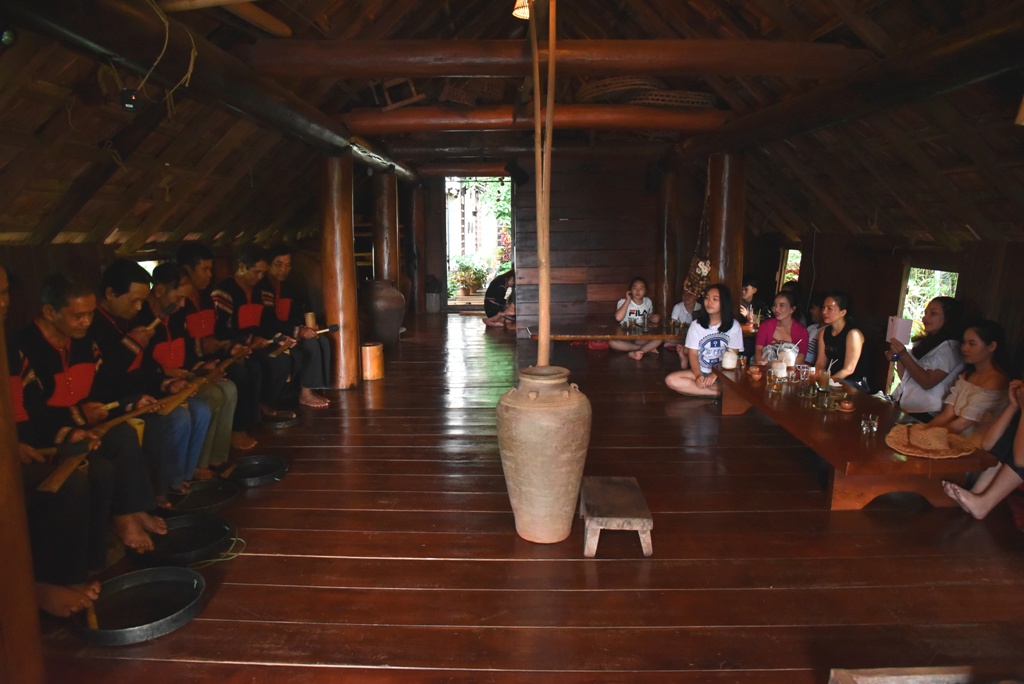 Du khách chăm chú xem các nghệ nhân buôn Kô Siêr (TP. Buôn Ma Thuột) biểu diễn chiêng tre.