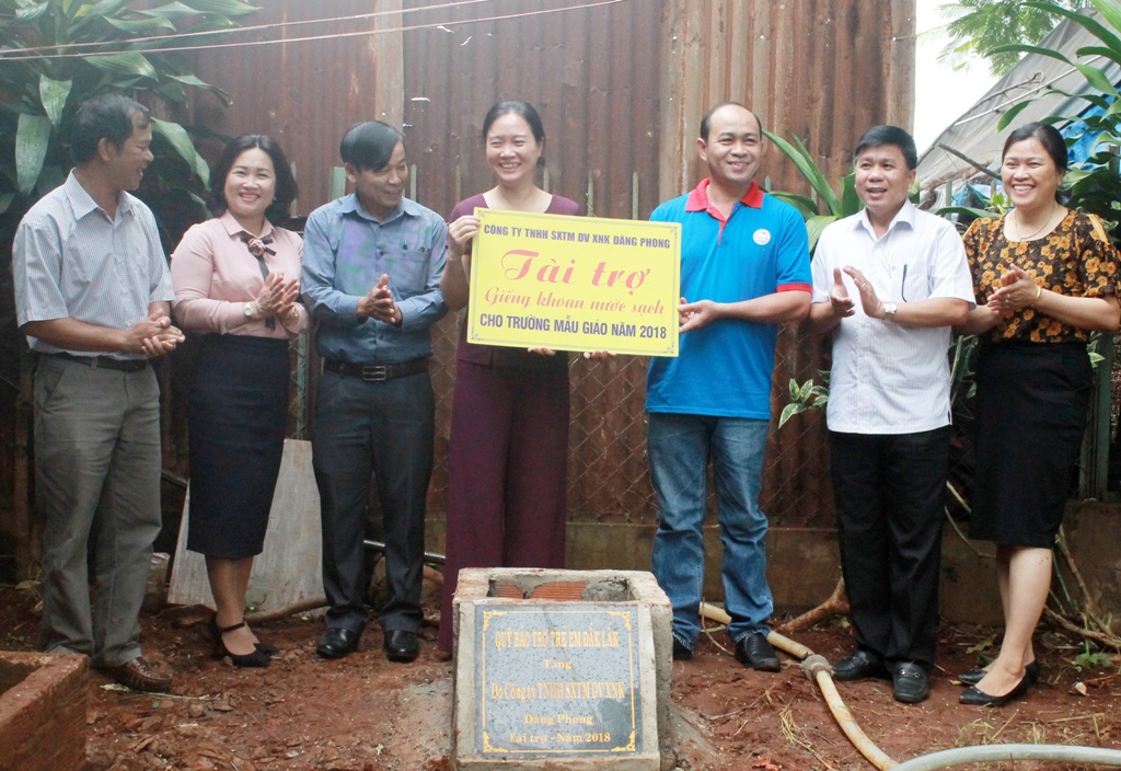 Đại diện Sở Lao động-Thương binh và Xã hội, Quỹ Bảo trợ trẻ em tỉnh và đơn vị tài trợ trao bảng tài trợ công trình giếng nước cho Trường Mầm non Tân Lợi.