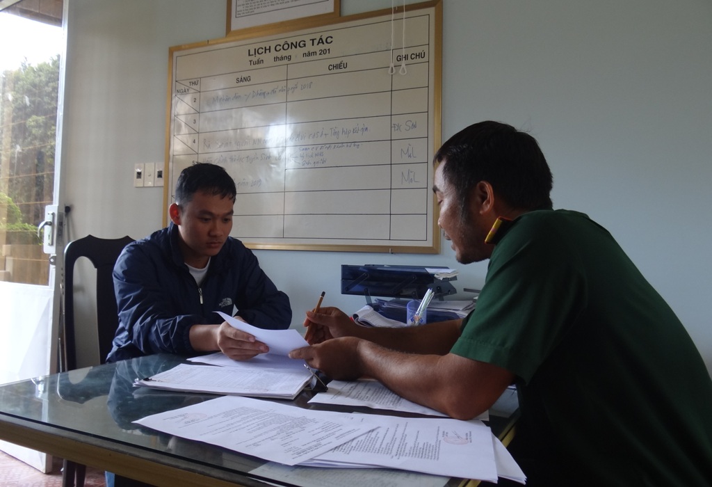 Ngô Phương Nam nhận giấy báo nhập học tại Ban Chỉ huy Quân sự huyện Cư M’gar.