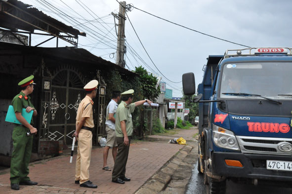 Đoàn liên ngành chống thất thu trên khâu lưu thông TP. Buôn Ma Thuột dừng phương tiện để kiểm tra.