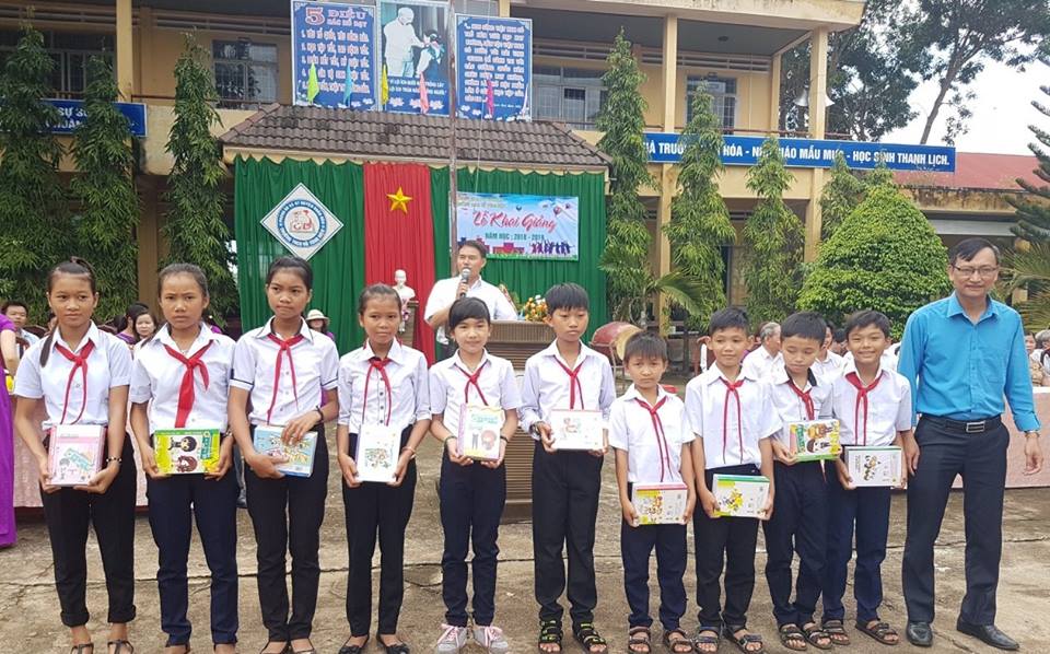 Đại diện Công đoàn huyện Buôn Đôn trao quà cho các em học sinh tại Trường Tiểu học Kim Đồng (xã Cuôr Knia).Đại diện Công đoàn huyện Buôn Đôn trao quà cho các em học sinh tại Trường Tiểu học Kim Đồng (xã Cuôr Knia).