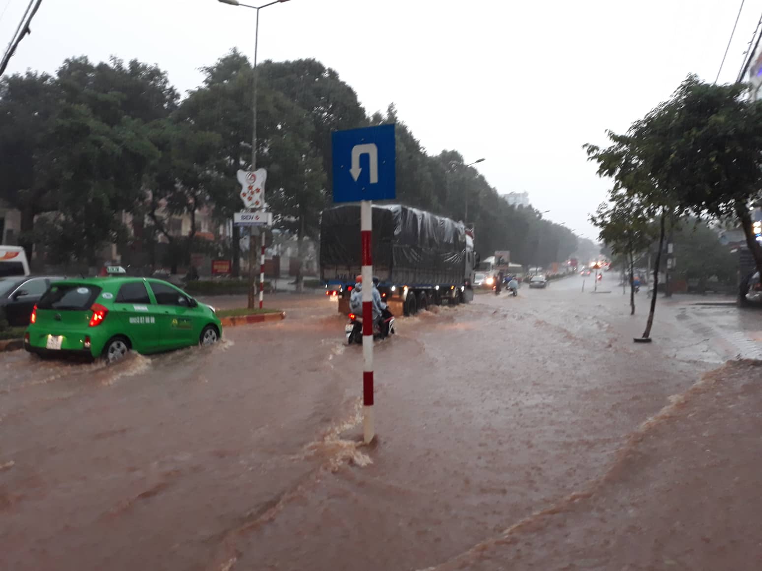 Biển nước mênh mông tại trung tâm Thị xã Buôn Hồ.