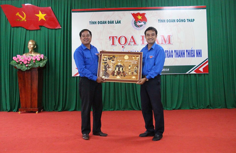 Bí thư Tỉnh Đoàn Y Nhuân Byă tặng quà lưu niệm cho Tỉnh Đoàn Đồng Tháp