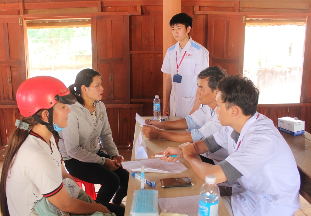 Các y, bác sĩ Trường Đại học Buôn Ma Thuột tổ chức khám bệnh miễn phí cho người dân tại huyện Krông Ana