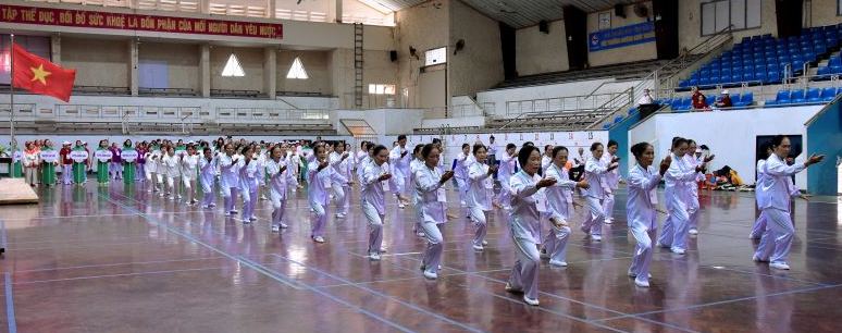 Các vận động viên đồng diễn thể dục dưỡng sinh tại hội thao.