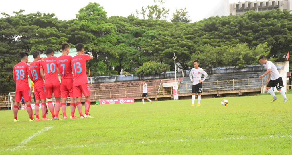 Một pha lập hàng rào của các cầu thủ Đắk Lắk trước pha đá phạt của đội bạn.