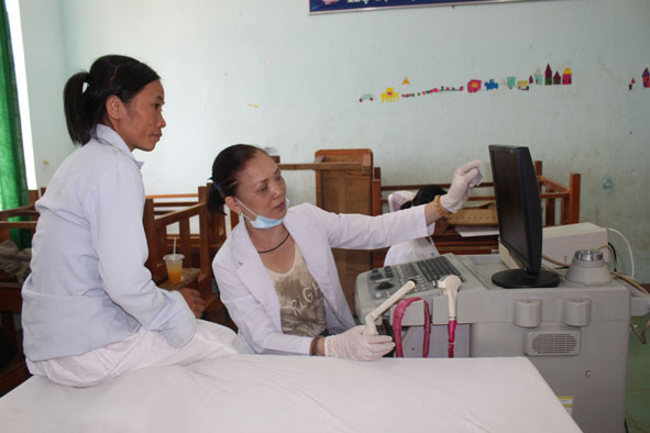 Các bác sĩ tận tình khám bệnh cho người dân.