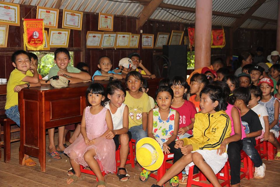 Các em thiếu nhi hào hứng có mặt từ rất sớm