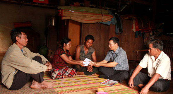 Cán bộ Mặt trận Tổ quốc xã Ea Tu thăm hỏi, hỗ trợ cho một gia đình có hoàn cảnh khó khăn đột xuất ở buôn Ea Nao A.