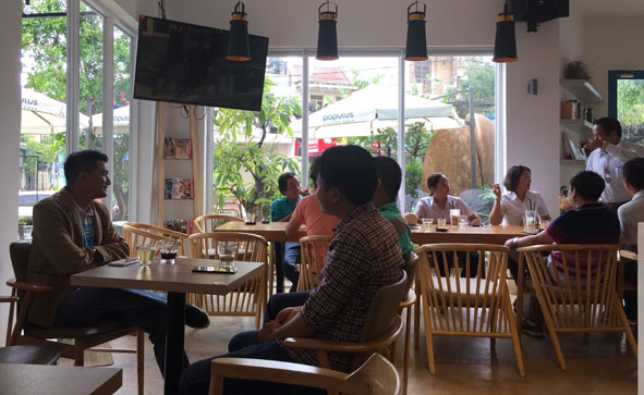 Nhiều người lựa chọn thưởng thức cà phê kết hợp công việc, gặp gỡ bạn bè.