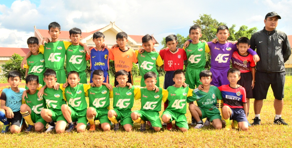 Anh em Nguyễn Trung Thành, Nguyễn Trung Đạt (hàng đầu, thứ 3 và 4 từ phải sang) cùng các đồng đội, Ban Huấn luyện.