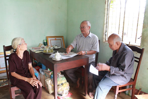 Vợ chồng cụ Hiệp (ngoài cùng bên phải) trong ngôi nhà Tình nghĩa được hỗ trợ xây dựng.