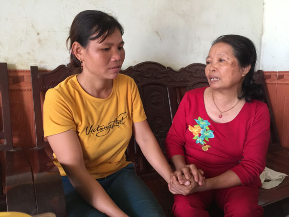 Bà Nguyễn Thị Mạo (phải) tuyên truyền về chính sách dân số - KHHGĐ cho phụ nữ trong thôn.