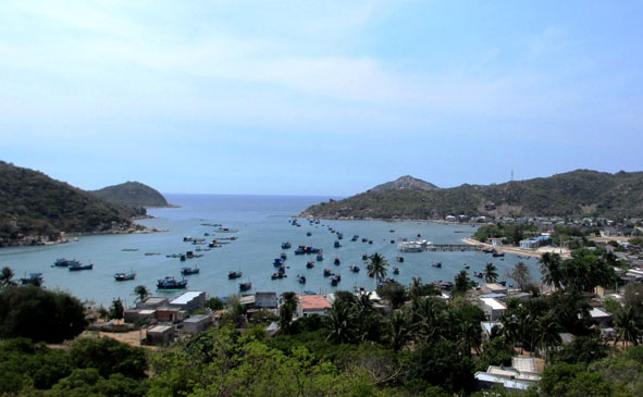 Toàn cảnh vịnh Vĩnh Hy.