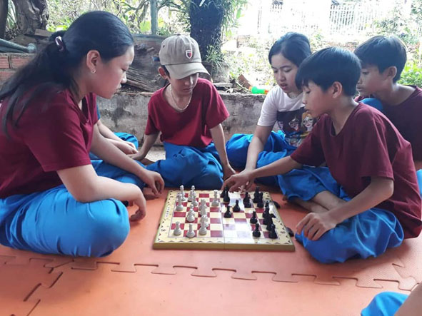 Các môn sinh tham gia giải cờ vua do CLB Vovinam Dray Sáp tổ chức.