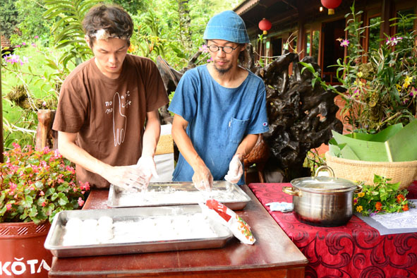 Các bạn Nhật Bản đang làm món tráng miệng mochi.