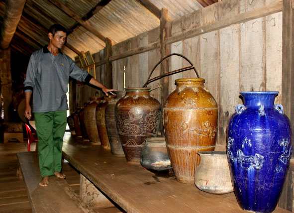 Dãy chóe quý trong ngôi nhà dài 100 tuổi.