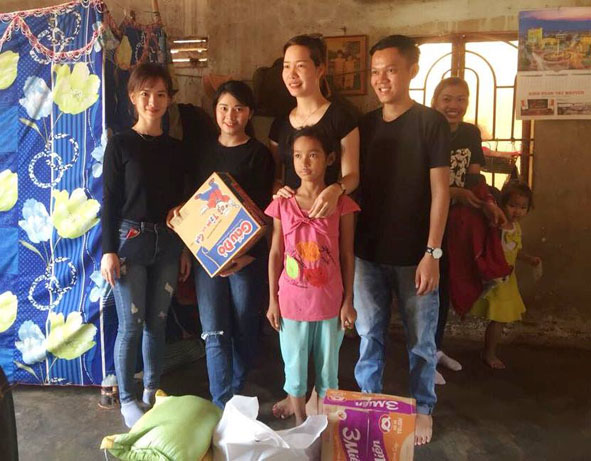 Nhóm thiện nguyện G.H.V tặng quà cho gia đình học sinh nghèo vượt khó của Trường Tiểu học Phan Đình Phùng (xã Hòa Xuân, TP. Buôn Ma Thuột).