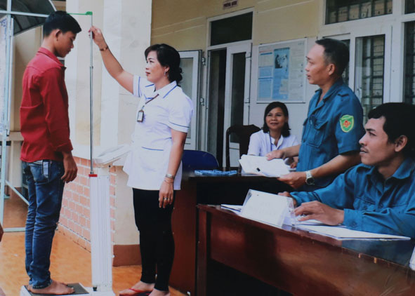 Thanh niên trên địa bàn xã Ea Na tham gia khám tuyển nghĩa vụ quân sự năm 2019.