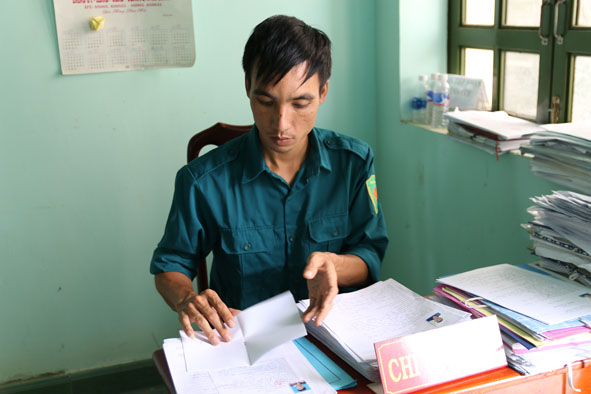 Cán bộ Ban CHQS xã Ea Na kiểm tra hồ sơ thanh niên nhập ngũ năm 2019.