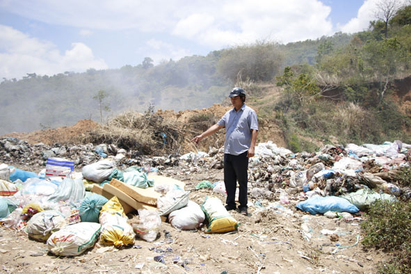 Bãi rác xã Ea Ô (huyện Ea Kar) gây ô nhiễm môi trường.
