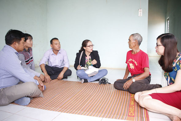 Ông Y Pleh Kpă ở thôn Cư Blang, xã Pơng Drang (thứ 2 từ phải sang) trong căn nhà Đại đoàn kết mới được xây dựng. Ảnh: L. Thành