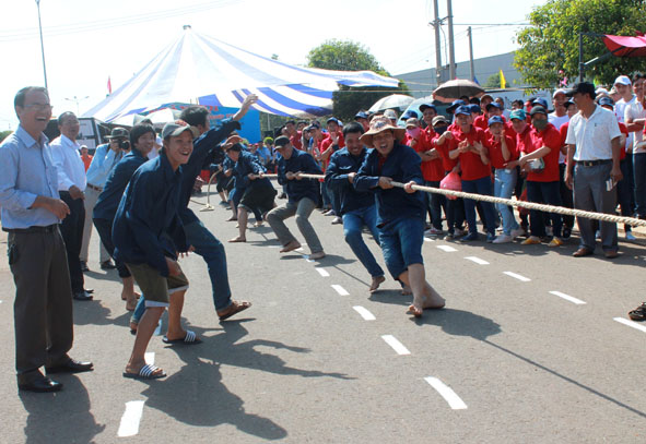 Công nhân lao động Cụm công ngiệp Tân An (TP. Buôn Ma Thuột) tham gia các hoạt động thể thao do UBND thành phố phối hợp với các đơn vị tổ chức.