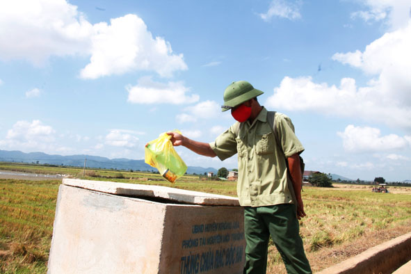 Người dân bỏ chai lọ đựng thuốc BVTV vào thùng chứa rác độc hại đặt tại cánh đồng Buôn Trấp.
