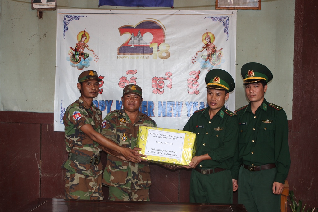 ... và đại diện Đồn Biên phòng Ia R'vê trao quà tặng lực lượng bảo vệ biên giới nước bạn Campuchia 