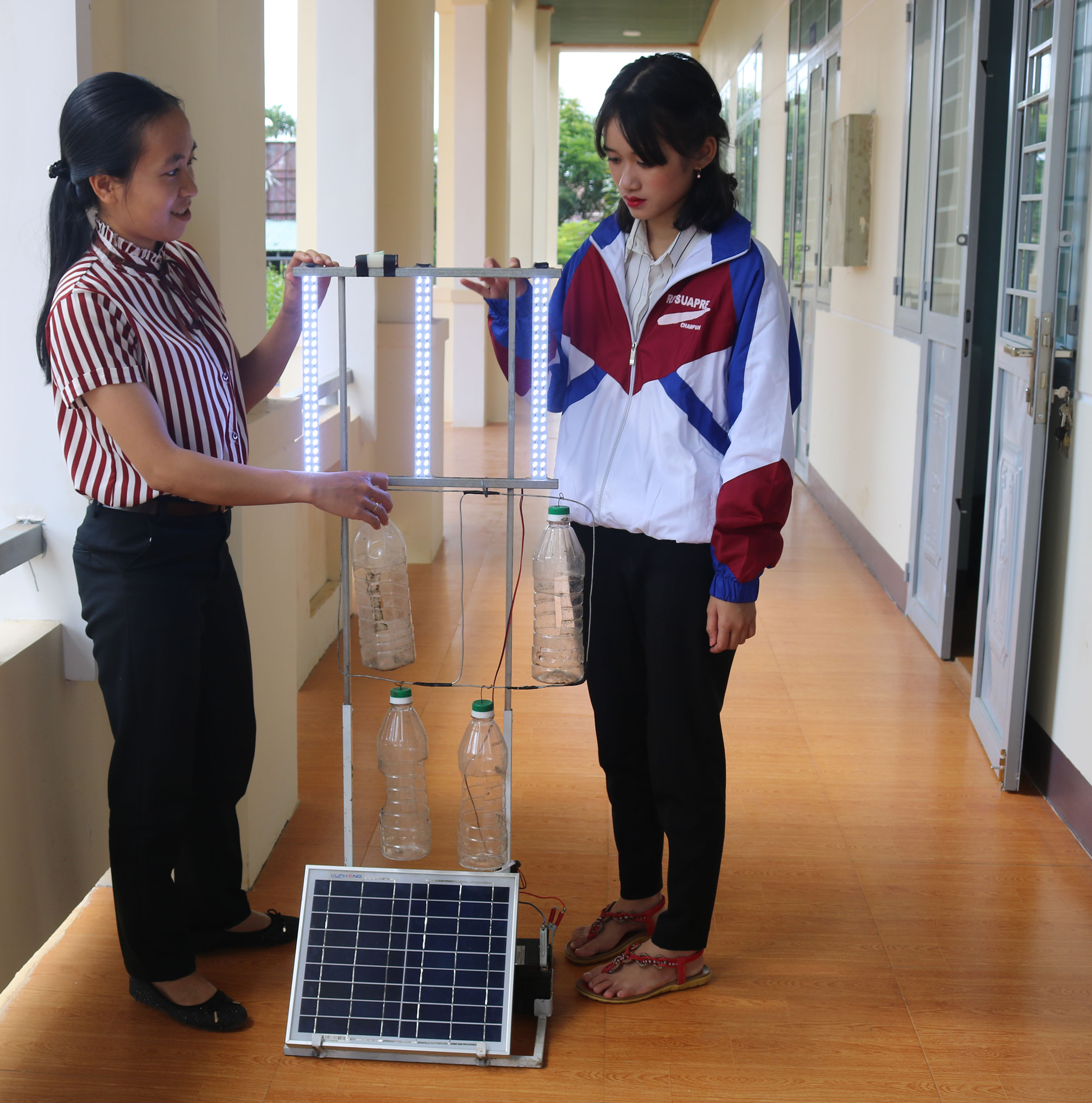 Sản phẩm “Đèn đa năng thân thiện với môi trường” của em Nguyễn Thu Hiền và Đỗ Việt Xuân (lớp 9A, Trường THCS Giang Sơn).