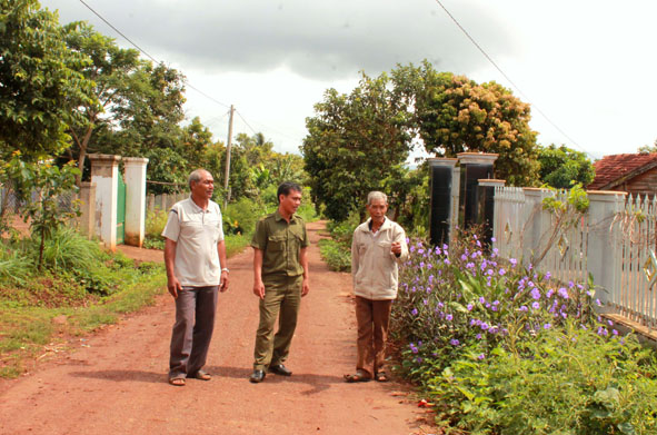 Đường giao thông buôn Tung Krăk (xã Ea Đrông, thị xã Buôn Hồ) do người dân đóng góp tiền,  hiến đất nâng cấp, mở rộng.   