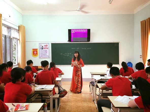 Cô Hạnh trong giờ dạy tại Trường Tiểu học, THCS và THPT Victory.